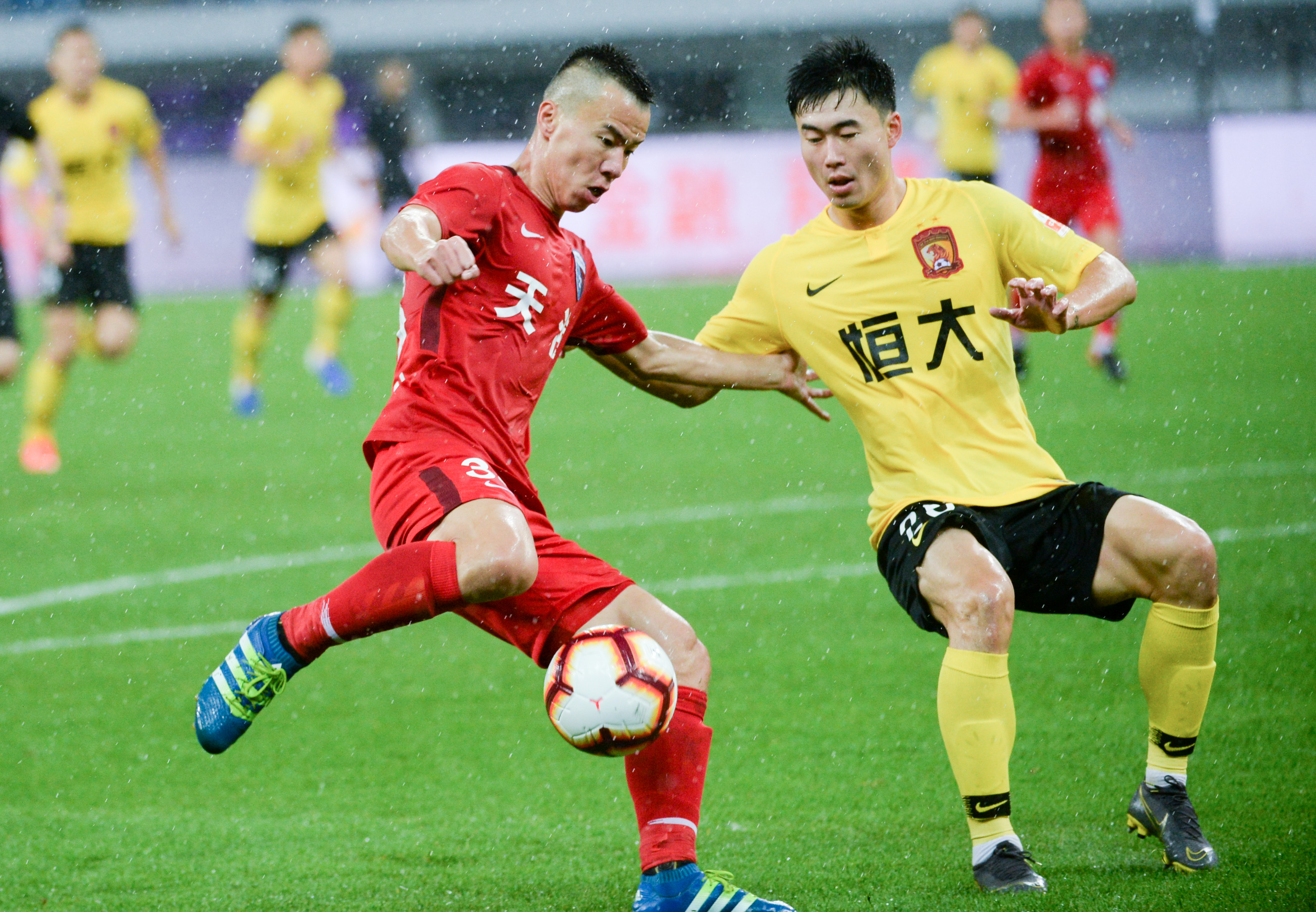 阿斯：巴萨本赛季球场外事务增多，弗里克比上赛季更加情绪化（阿斯：巴萨本季场外事务激增，弗里克较上季情绪起伏更大）