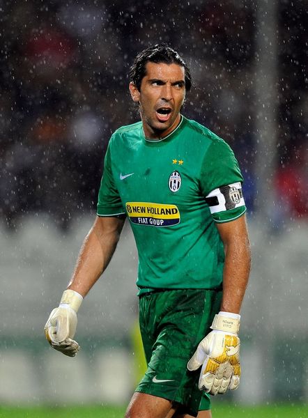 主裁：夸安萨拉拽丘库埃梅卡没判罚？这是极轻微、无效的拉拽