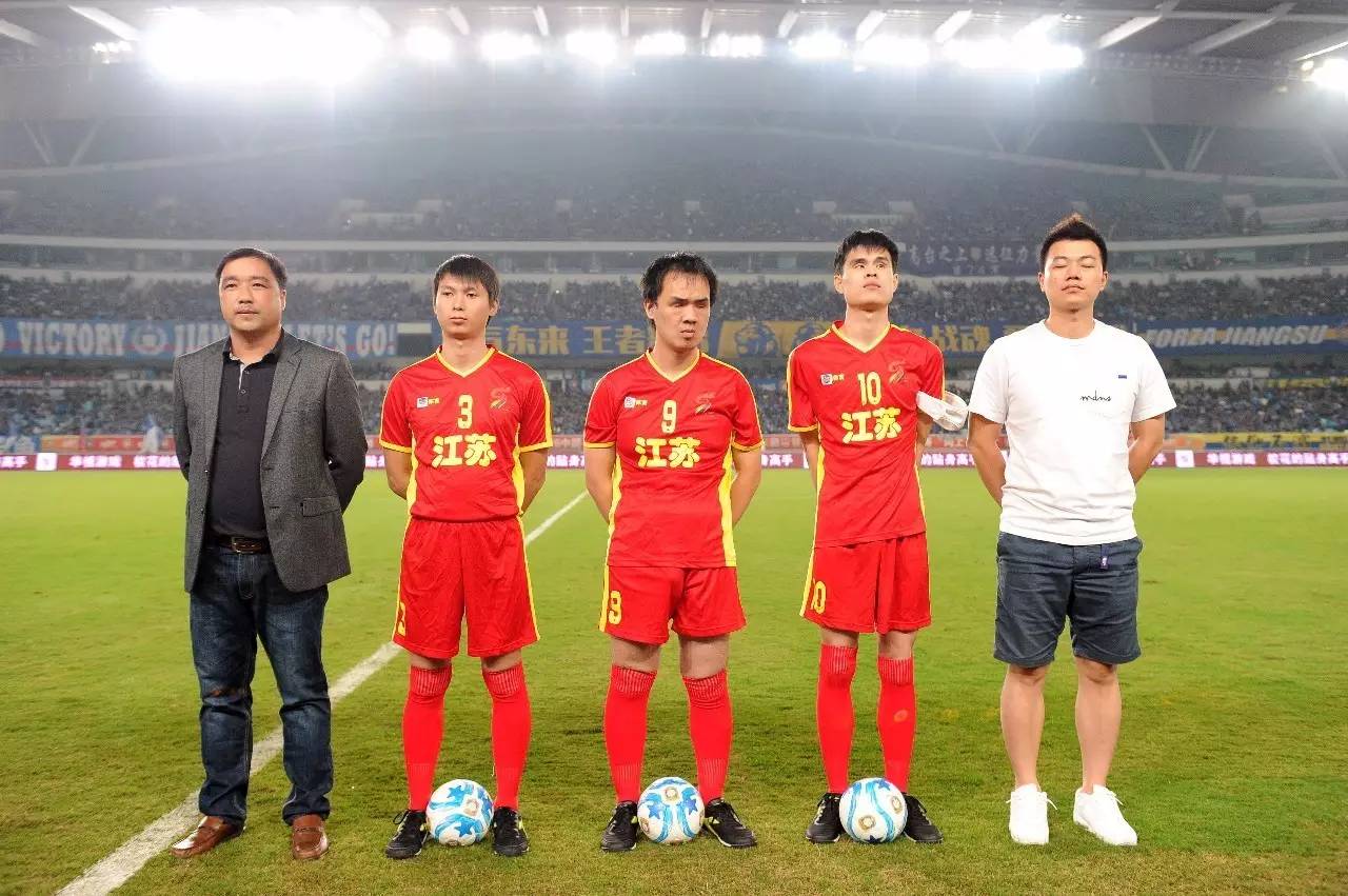 离大谱了！ 范戴克你退个锤子的退啊！利物浦1：1桑德兰！ 主队信仰只为英超（离谱至极！范戴克这退啥退？利物浦1-1桑德兰，主场信仰只为英超）